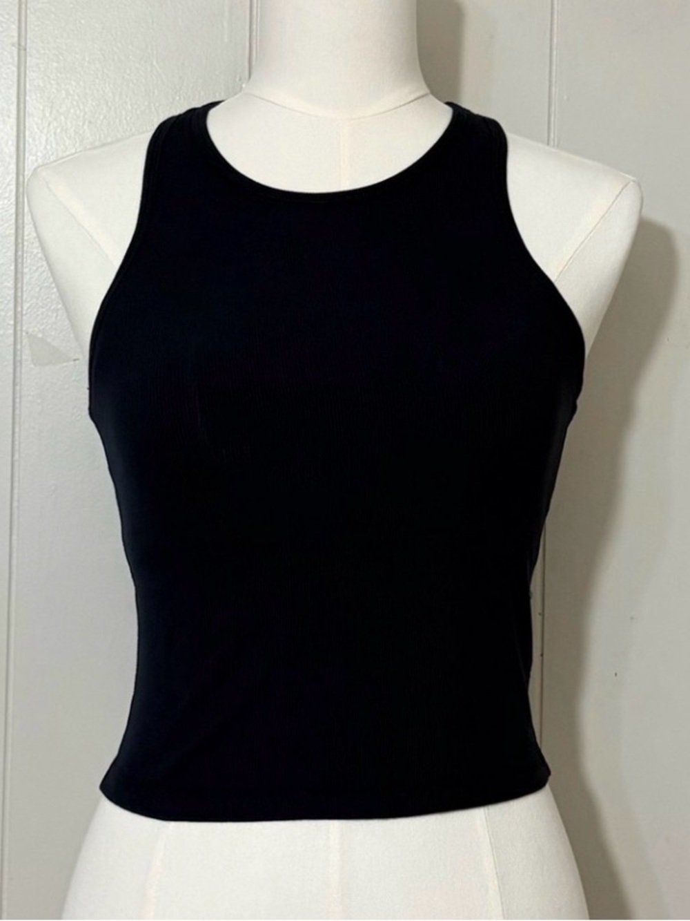 Vuori pose pylo tank. Black Ribbed Cropped Tank - Picture 3 of 6